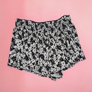 Stretch waist black and white floral shorts, loose flowy fit, super comfy! XL